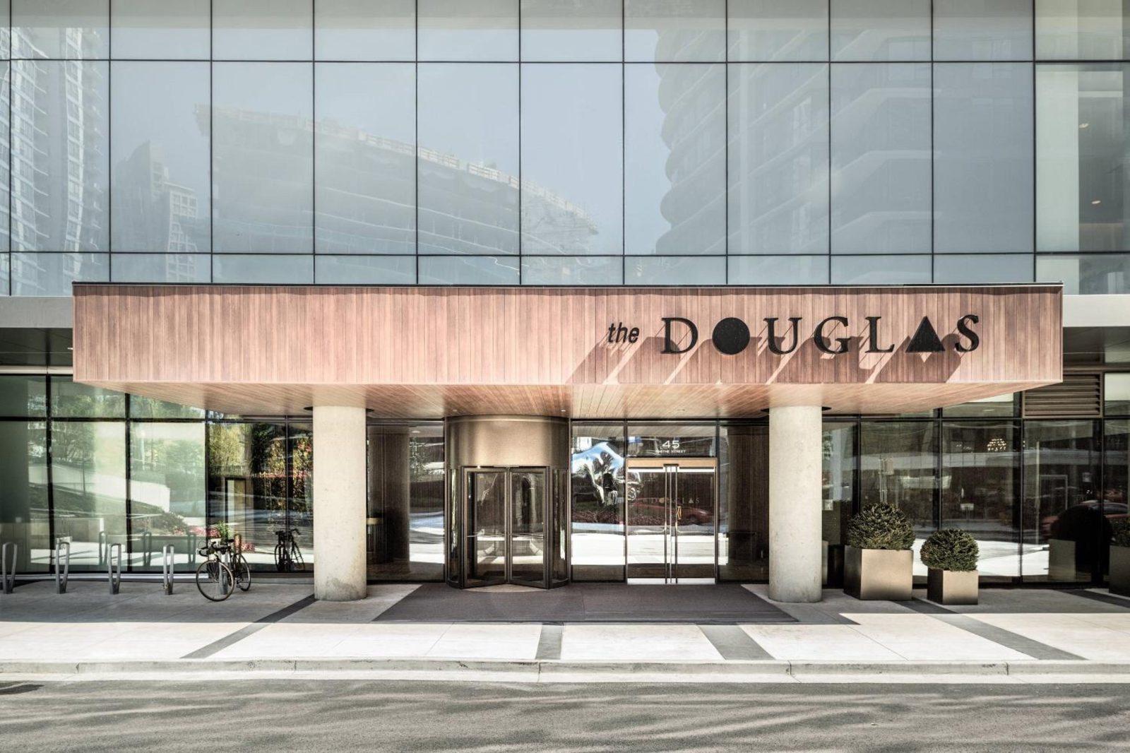 the DOUGLAS, Autograph Collection — photo 2